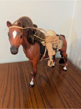 Vintage Grand Champion Horse Chestnut Mare, white blaze face With Detailed Tack